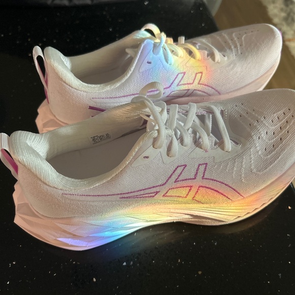 ASICS Novablast size 9.5 never worn!! - Picture 1 of 6